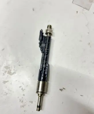 BMW X3 F25 Fuel injector PA6635GF 0261500153 1210060713