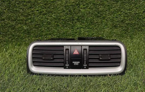 Skoda Fabia Mk2 (5J) Dash center air vent grill 5J0820951 T0028450 P01160056