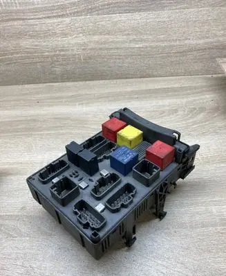 Renault Laguna II Fuse module 8200004201E