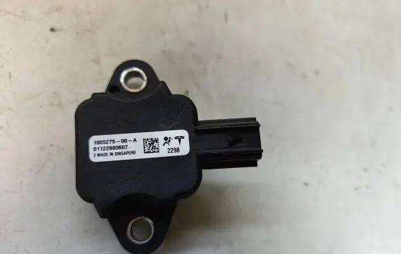 Tesla Model S Airbag deployment crash/impact sensor 1005275-00-A