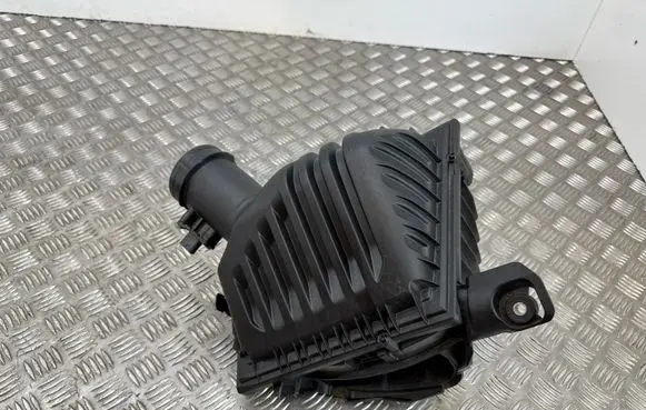 BMW 2 F45 Air filter box 8513916