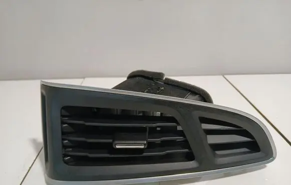 Ford Focus Dashboard side air vent grill/cover trim BM51018B08