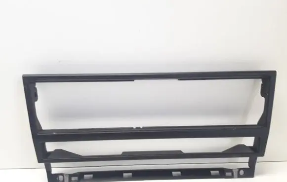 BMW 5 E39 Radio/GPS head unit trim 8247302