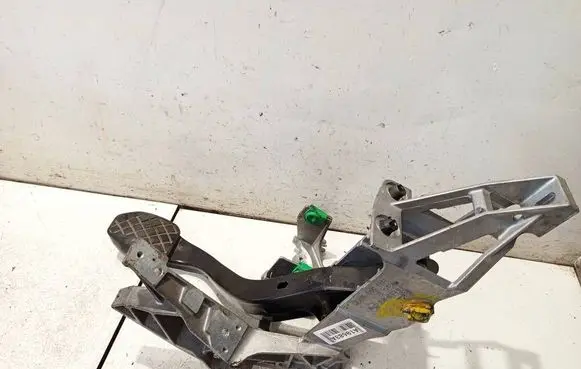 Volkswagen PASSAT B5.5 Brake pedal 8d1721117k