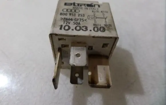Volkswagen PASSAT B5.5 Other relay 8D0951253 370