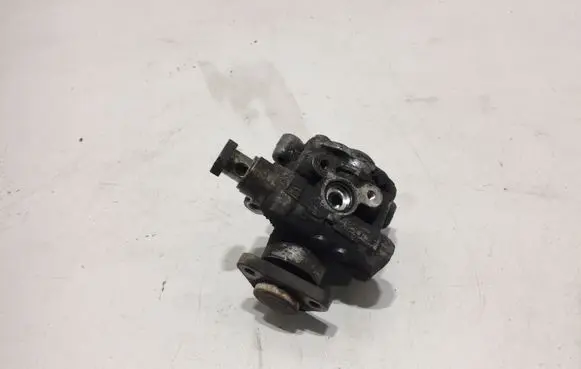 Volkswagen PASSAT B5.5 Power steering pump 8D0145177Q
