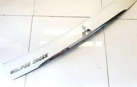 Trunk door license plate light bar