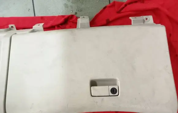 Glove box