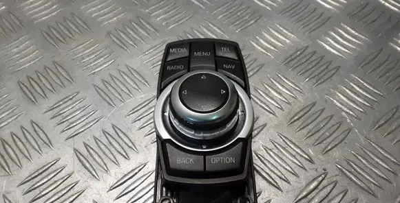 Head unit multimedia control