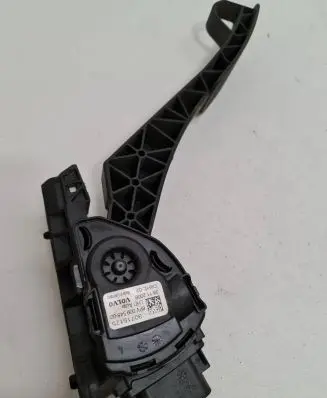 Volvo V70 Accelerator throttle pedal 30715175 8112006 95YE02