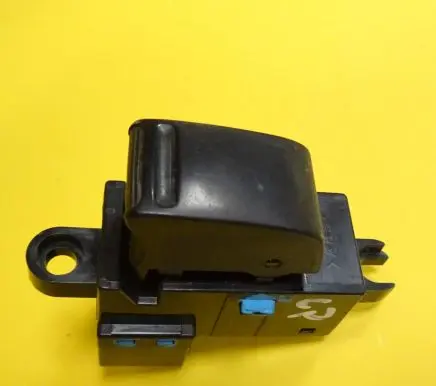 Nissan Primera Electric window control switch 2262N1