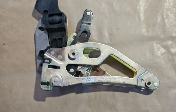 Mercedes-Benz SL R230 Convertible roof hinge 2307900371 DC2307900371 A2307900371
