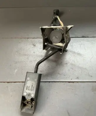 Accelerator throttle pedal