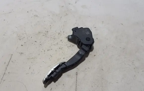 Accelerator throttle pedal