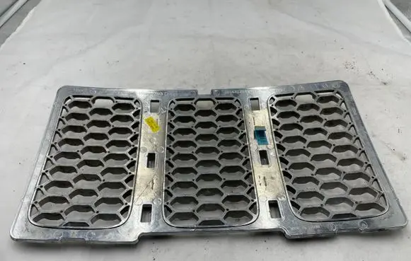 Jeep Grand Cherokee Front bumper upper radiator grill 68143129AB