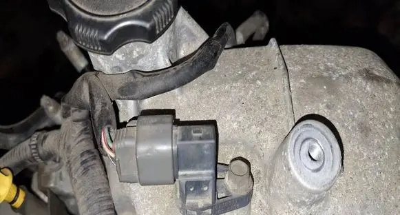 Mazda 3 I Camshaft position sensor J5T30571