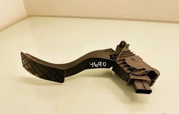 Volkswagen PASSAT B8 Accelerator throttle pedal 5Q1723503H 6PV01062111