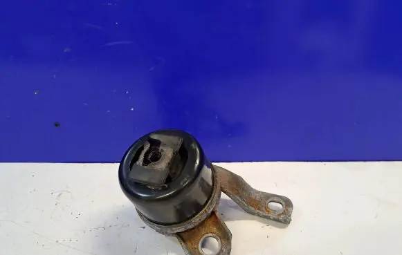 Volvo S60 Engine mount bracket 31330135