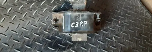 Engine mount vacuum valve