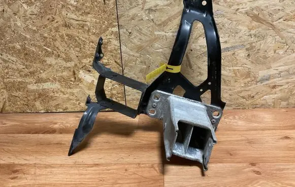 BMW 5 E60 E61 Front bumper mounting bracket 7163483 AIM045M04 17992010