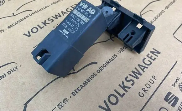 Volkswagen Golf VI Glow plug pre-heat relay 03G907282A