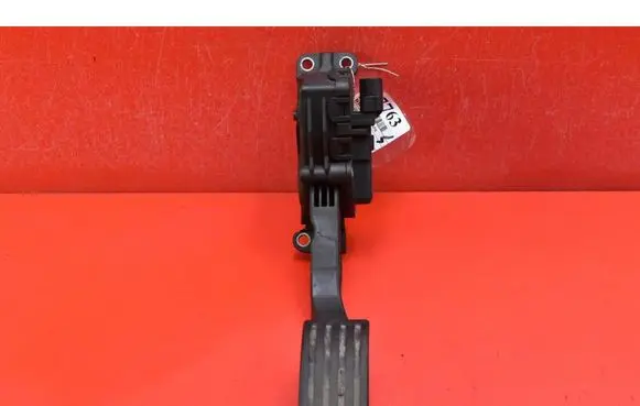 Accelerator throttle pedal