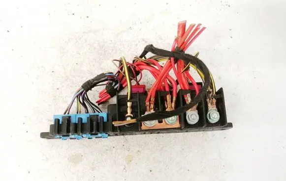 Volkswagen PASSAT B5 Fuse box set 4a0937529