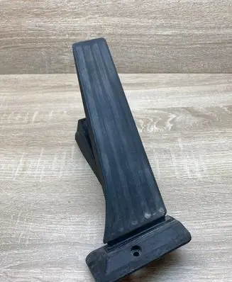 Accelerator throttle pedal