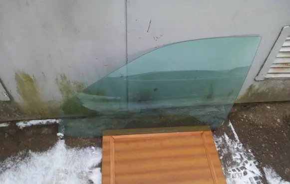 Audi A4 S4 B5 8D Front door window glass four-door 43R001193