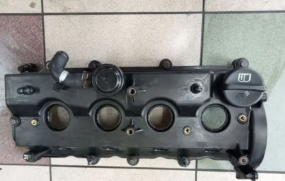 Opel Corsa D Rocker cam cover UXZO5