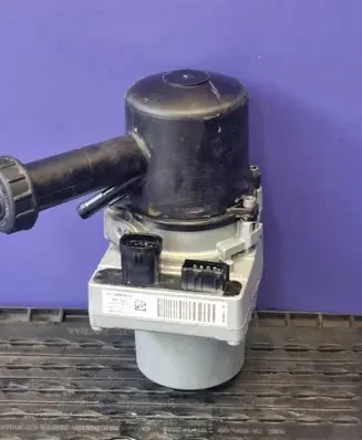 Peugeot 207 CC Power steering pump 9682527780