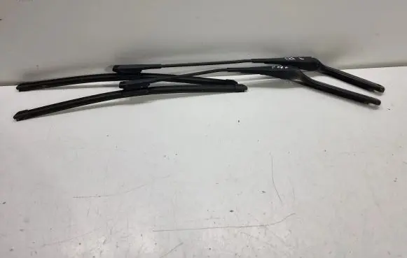 Windshield/front glass wiper blade