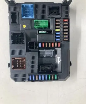 Citroen C4 II Picasso Fuse module 980406748002 9804067480