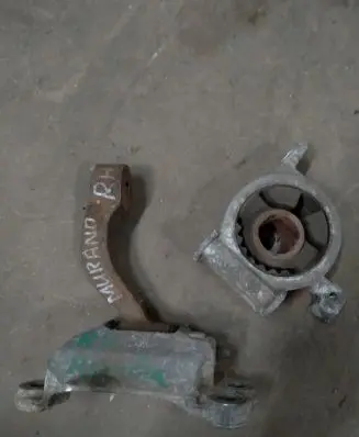Nissan Murano Z51 Engine mounting bracket