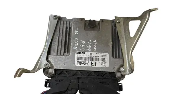 Toyota Auris 150 Engine control unit/module 8966102E10 0281013413 1039S23301
