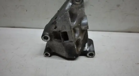 Engine mounting bracket