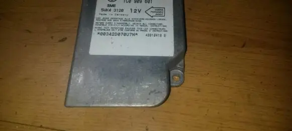Skoda Octavia Mk1 (1U) Airbag control unit/module 1C0909601 5wk43120