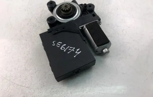 Volvo C30 Front door window regulator motor 979037100