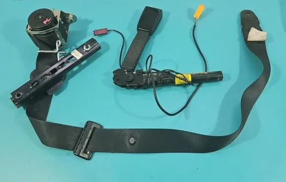 Ford Kuga I Front seatbelt 8V41S611C46AA IMPRK1562018