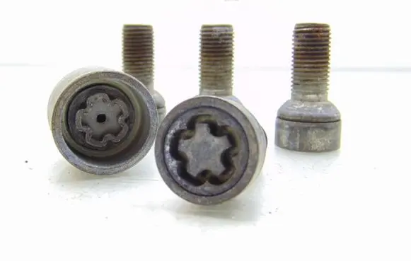 Volkswagen Golf VI Anti-theft wheel nuts and lock 