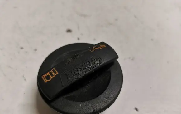 Volkswagen Eos Oil filler cap 06C103485T