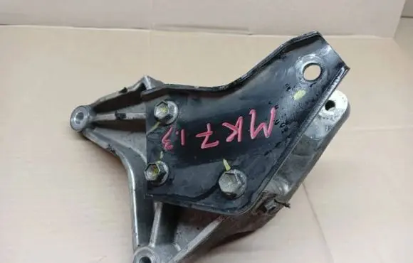 Engine mount vacuum valve