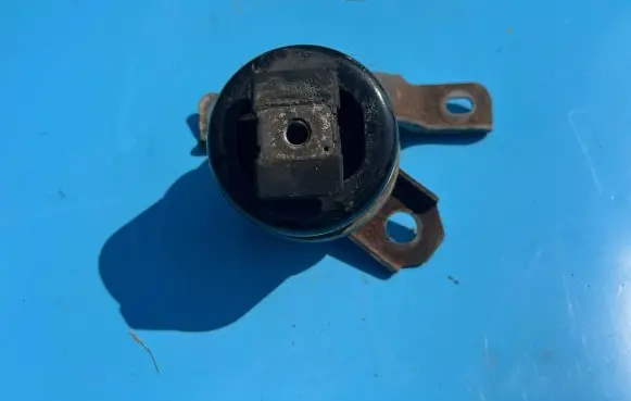 Volvo V70 Engine mount bracket 31330135 F7008000