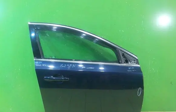 Volvo V40 Front door PRZOD WP137