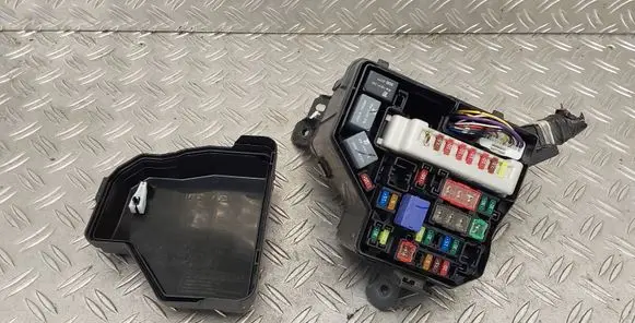 Toyota Yaris Fuse box set 821110UZ60D 826620D100