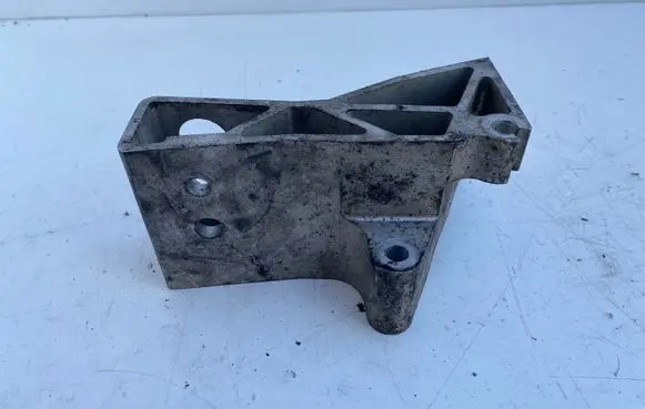 Volvo S80 Engine mounting bracket 8684364