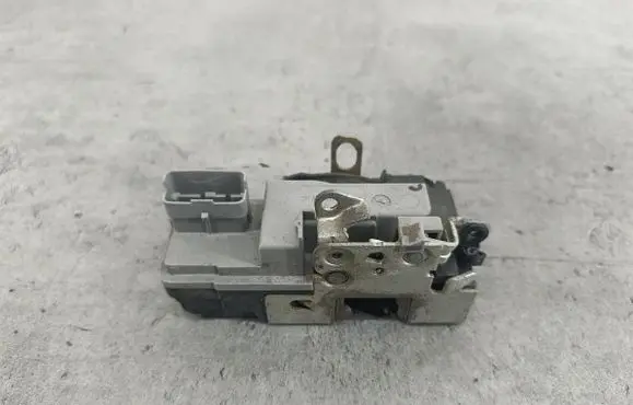 Peugeot 206+ Front door lock 