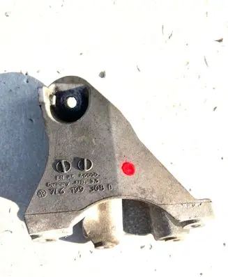 Engine mounting bracket
