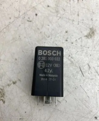 Volkswagen PASSAT B8 Glow plug pre-heat relay 0281003032 038907281B