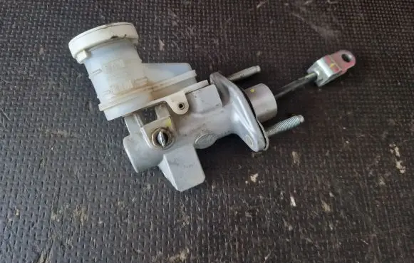 Mitsubishi L200 Clutch master cylinder